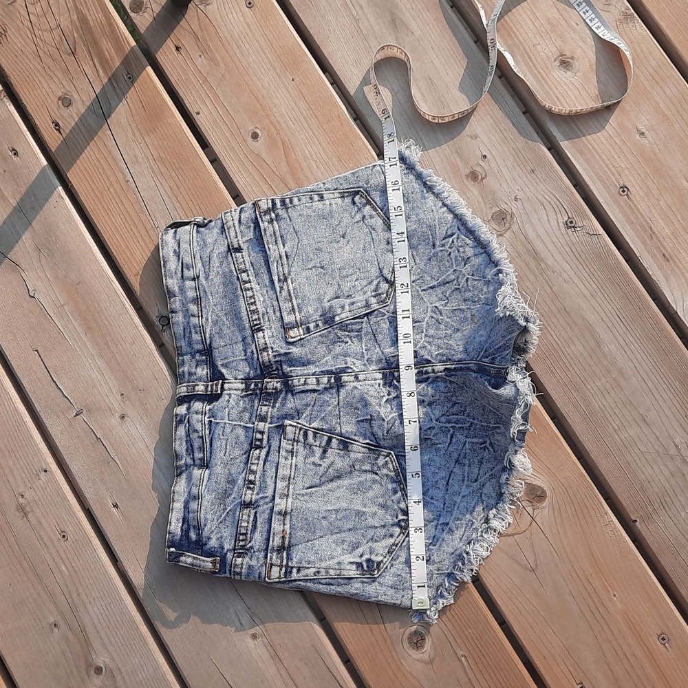 Short shorts - Picture 8 of 9